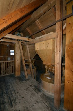 Avusturya, eski gemi değirmeninin içinde, konteynırı doldurup öğütücüye yem veriyor. 