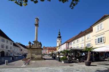 Bad Radkersburg, Avusturya - 24 Eylül 2021: Kasaba meydanında, Slovenya sınırında bulunan kafe, restoran, market stantları ve belediye binası olan kimliği belirsiz kişiler, bisikletçiler ve ziyaretçiler için tercih edilen bir yer.