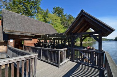 Mur nehrindeki eski gemi değirmeni, bu tür fabrikalar antik Romalılar tarafından kullanıldı, nehir Avusturya ve Slovenya arasındaki sınırı oluşturuyor.