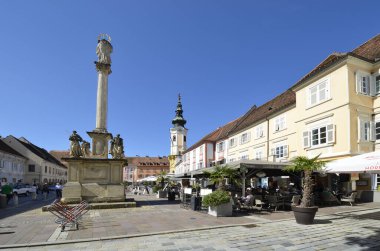 Bad Radkersburg, Avusturya - 24 Eylül 2021: Kasaba meydanında kafeleri, restoranları, belediye binası ve Marian kolonu olan kimliği belirsiz kişiler, yer ve bölge, bisikletçiler ve yakınlardaki termal banyolar için tercih edilen bir istikamet.