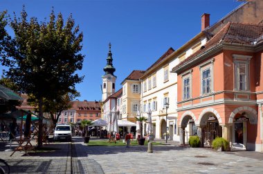 Bad Radkersburg, Avusturya - 24 Eylül 2021: Kasaba meydanında, Slovenya sınırında bulunan kafe, restoran, market stantları ve belediye binası olan kimliği belirsiz kişiler, bisikletçiler ve ziyaretçiler için tercih edilen bir yer.