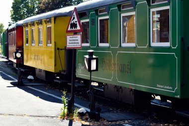 Stainz, Avusturya - 23 Eylül 2021: Flascherlzug denilen şişe treninin renkli vagonları Batı Styria 'da popüler bir turizm merkezidir.