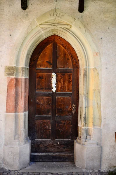 イタリア 南チロル 聖コンスタンティンの中世の教会からの扉 13世紀に最初に言及 — ストック写真