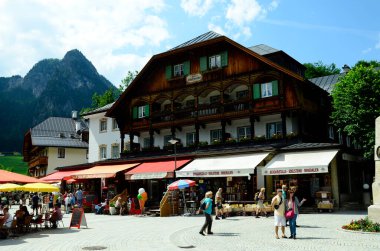 Berchtesgaden, Almanya - 12 Haziran 2015: Bavyera 'daki Koenigssee gölünde kimliği belirsiz turistler, otel, restoran ve hediyelik eşya dükkanları