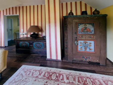 Avusturya, modern oda eski boyalı mobilyalar, gardırop ve 19. yüzyıldan kalma çekmecelerle birleştirildi.