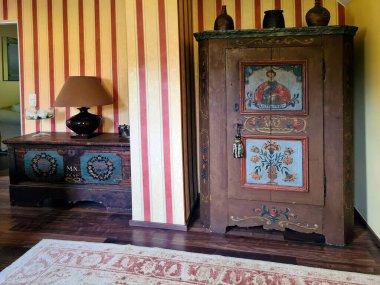 Avusturya, modern oda eski boyalı mobilyalar, gardırop ve 19. yüzyıldan kalma çekmecelerle birleştirildi.