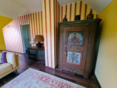 Avusturya, modern oda eski boyalı mobilyalar, gardırop ve 19. yüzyıldan kalma çekmecelerle birleştirildi.