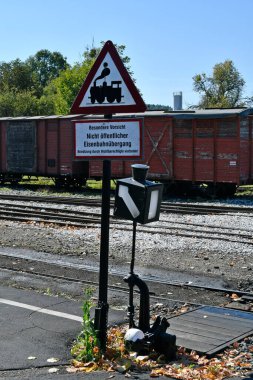 Avusturya, karatahta ve işaret levhası dikkat edin, Flascherlzug adlı turist treninin onaylanmamış geçiş seviyesi - şişe treni - dar bir demiryolu ve batı Styria 'da çok popüler bir turistik cazibe merkezi
