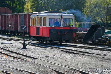Stainz, Avusturya - 23 Eylül 2021: Flascherlzug adında bir turist treni ile yan yana gelmek - şişe treni - dar kalibreli bir tren ve batı Styria 'da çok popüler bir turistik eğlence merkezi.