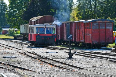 Stainz, Avusturya - 23 Eylül 2021: Flascherlzug adında bir turist treni ile yan yana gelmek - şişe treni - dar kalibreli bir tren ve batı Styria 'da çok popüler bir turistik eğlence merkezi.
