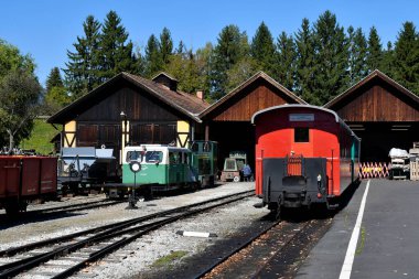 Stainz, Avusturya - 23 Eylül 2021: Flascherlzug adlı turist treninin Draisine ve lokomotifi - şişe treni - dar kalibreli bir demiryolu ve batı Styria 'da çok popüler bir turizm merkezi