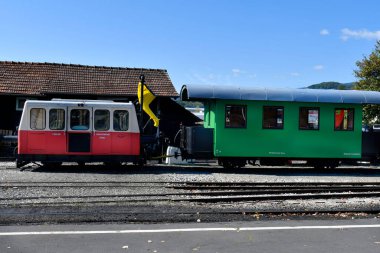 Stainz, Avusturya - 23 Eylül 2021: Flascherlzug adlı turist treninin Draisine ve vagonu - şişe treni - dar çaplı bir demiryolu ve batı Styria 'da çok popüler bir turistik eğlence merkezi, su doldurma başlığı