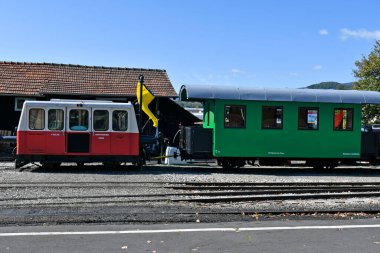 Stainz, Avusturya - 23 Eylül 2021: Flascherlzug adlı turist treninin Draisine ve vagonu - şişe treni - dar çaplı bir demiryolu ve batı Styria 'da çok popüler bir turistik eğlence merkezi, su doldurma başlığı, 