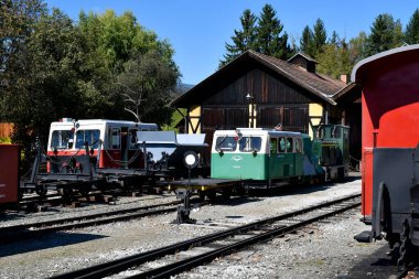Stainz, Avusturya - 23 Eylül 2021: Flascherlzug adlı turist treninin Draisine ve lokomotifi - şişe treni - dar kalibreli bir demiryolu ve batı Styria 'da çok popüler bir turizm merkezi