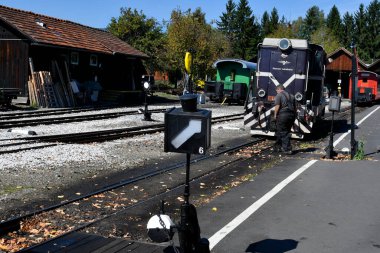 Stainz, Avusturya - 23 Eylül 2021: Flascherlzug denilen şişe treninin işçi ve dizel lokomotifi - dar kalibreli bir demiryolu ve Batı Styria 'da popüler bir turizm merkezi