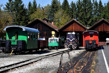 Stainz, Avusturya - 23 Eylül 2021: Flascherlzug denilen şişe treninin renkli vagonları ve lokomotifi - dar kalibreli bir demiryolu ve Batı Styria 'da popüler bir turizm merkezi