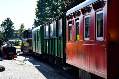 Stainz, Avusturya - 23 Eylül 2021: sözde Flascherlzug 'un renkli vagonları - şişe treni - Batı Styria' da popüler bir turistik merkezdir, her vagonun kendi adı vardır