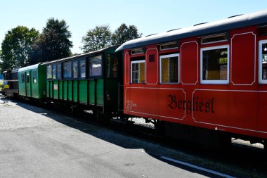 Stainz, Avusturya - 23 Eylül 2021: sözde Flascherlzug 'un renkli vagonları - şişe treni - Batı Styria' da popüler bir turistik merkezdir, her vagonun kendi adı vardır