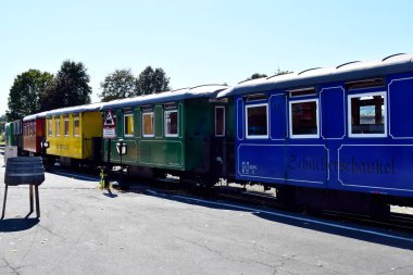 Stainz, Avusturya - 23 Eylül 2021: sözde Flascherlzug 'un renkli vagonları - şişe treni - Batı Styria' da popüler bir turistik merkezdir, her vagonun kendi adı vardır