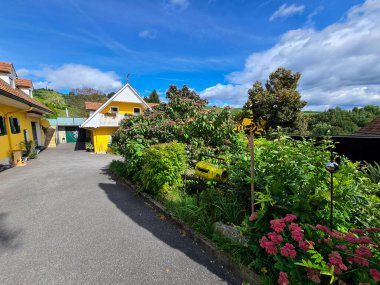 Kitzeck, Avusturya - 23 Eylül 2021: Güney Styria 'daki Sausaler şarap rotasında yer alan asma bahçeli kırsal arazide pavilyonla Maxltoni adlı misafir evi, aynı zamanda Avusturya' nın Toskana tepesi olarak da adlandırılır.