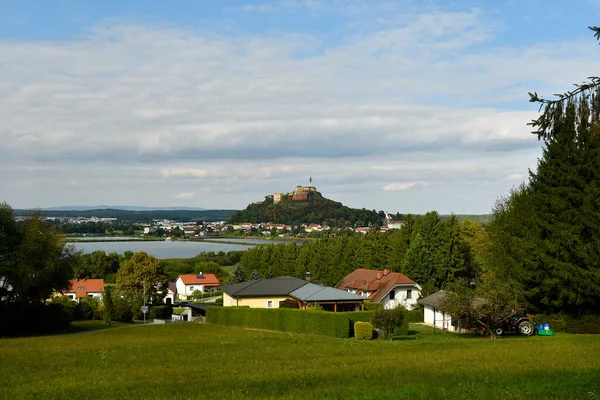 オーストリア南部の城の眺め魚の池があるブルゲンラント州の推測 — ストック写真