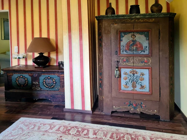 Avusturya, modern oda eski boyalı mobilyalar, gardırop ve 19. yüzyıldan kalma çekmecelerle birleştirildi.