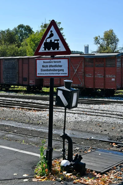 Avusturya, karatahta ve işaret levhası dikkat edin, Flascherlzug adlı turist treninin onaylanmamış geçiş seviyesi - şişe treni - dar bir demiryolu ve batı Styria 'da çok popüler bir turistik cazibe merkezi