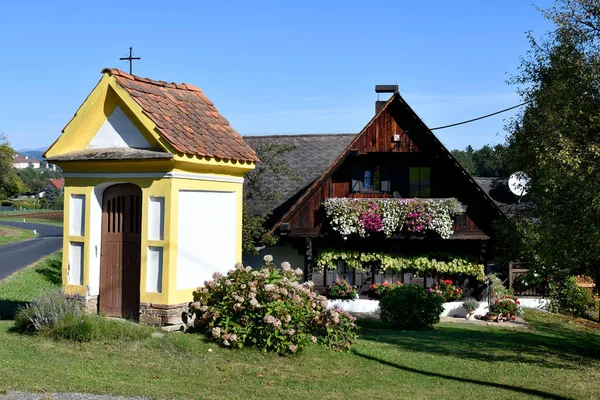 オーストリア スタイリア 小さな礼拝堂と花で飾られたバルコニー付き農家 — ストック写真