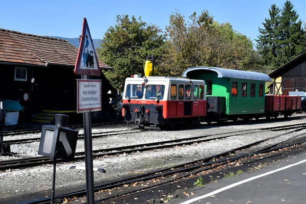 Stainz, Avusturya - 23 Eylül 2021: Flascherlzug adlı turist treninin Draisine ve vagonu - şişe treni - dar kalibreli bir demiryolu ve batı Styria 'da çok popüler bir turizm merkezi
