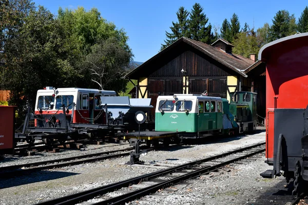 Stainz, Avusturya - 23 Eylül 2021: Flascherlzug adlı turist treninin Draisine ve lokomotifi - şişe treni - dar kalibreli bir demiryolu ve batı Styria 'da çok popüler bir turizm merkezi