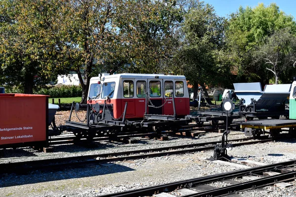 Stainz, Avusturya - 23 Eylül 2021: Flascherlzug adlı turist treninin renkli vagonları - şişe treni - dar kalibreli demiryolu ve batı Styria 'da çok popüler bir turizm merkezi