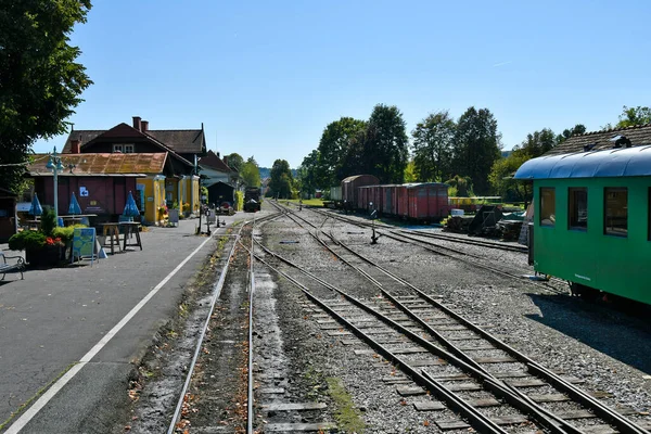 Stainz, Avusturya - 23 Eylül 2021: Flascherlzug adlı turist treninin renkli vagonları - şişe treni - dar kalibreli demiryolu ve batı Styria 'da çok popüler bir turizm merkezi