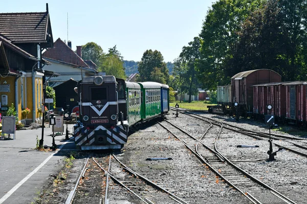 Stainz, Avusturya - 23 Eylül 2021: Flascherlzug adlı turist treninin renkli vagonları - şişe treni - dar kalibreli demiryolu ve batı Styria 'da çok popüler bir turizm merkezi