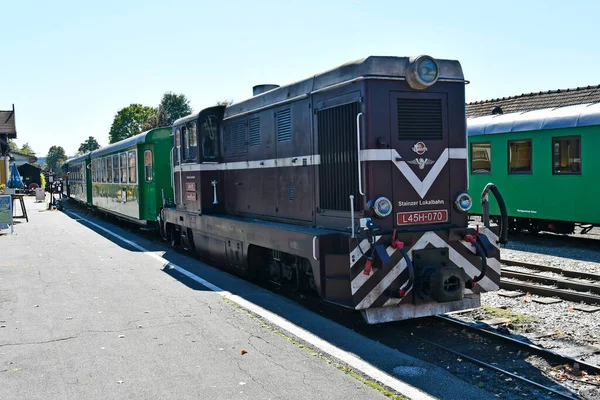 Stainz, Avusturya - 23 Eylül 2021: Flascherlzug denilen şişe treninin renkli vagonları - dar ölçülü demiryolu ve Batı Styria 'da popüler bir turizm merkezi