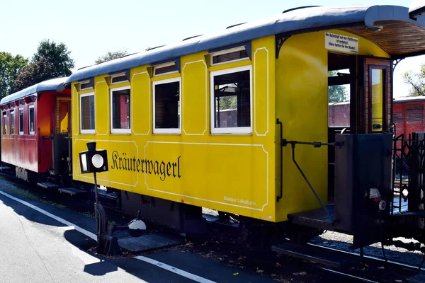 Stainz, Avusturya - 23 Eylül 2021: sözde Flascherlzug 'un renkli vagonları - şişe treni - Batı Styria' da popüler bir turistik merkezdir, her vagonun kendi adı vardır