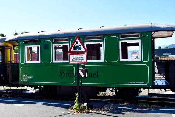 Stainz, Avusturya - 23 Eylül 2021: sözde Flascherlzug 'un renkli vagonları - şişe treni - Batı Styria' da popüler bir turistik merkezdir, her vagonun kendi adı vardır