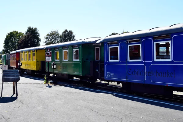 Stainz, Avusturya - 23 Eylül 2021: sözde Flascherlzug 'un renkli vagonları - şişe treni - Batı Styria' da popüler bir turistik merkezdir, her vagonun kendi adı vardır