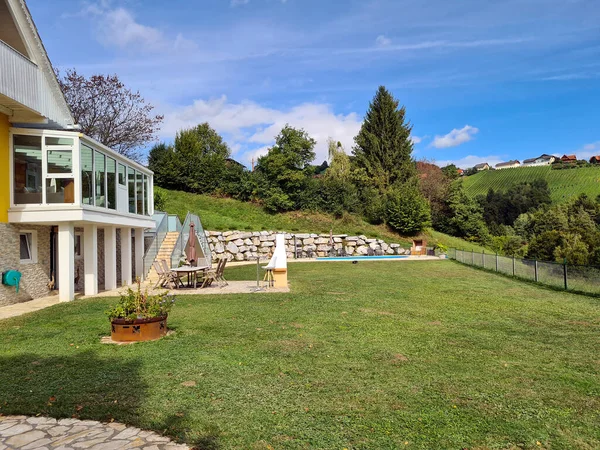 Kitzeck, Avusturya - 23 Eylül 2021: Güney Styria 'daki Sausaler şarap rotasında yer alan asma bahçeli kırsal arazide pavilyonla Maxltoni adlı misafir evi, aynı zamanda Avusturya' nın Toskana tepesi olarak da adlandırılır.,