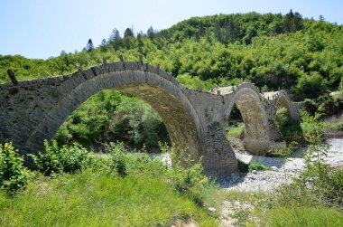 Yunanistan, Epirus ve Plakidas 'ın kurak Voidomatis nehri üzerindeki ortaçağ taş köprüsü