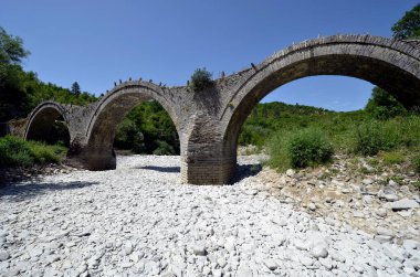 Yunanistan, Epirus ve Plakidas 'ın kurak Voidomatis nehri üzerindeki ortaçağ taş köprüsü
