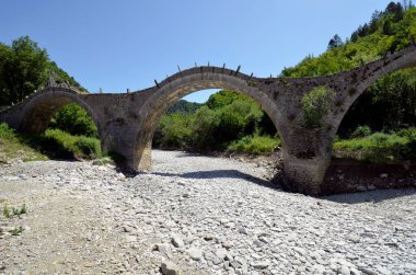 Yunanistan, Epirus ve Plakidas 'ın kurak Voidomatis nehri üzerindeki ortaçağ taş köprüsü