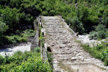 Yunanistan, Epirus ve Plakidas 'ın kurak Voidomatis nehri üzerindeki ortaçağ taş köprüsü