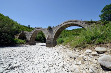 Yunanistan, Epirus ve Plakidas 'ın kurak Voidomatis nehri üzerindeki ortaçağ taş köprüsü