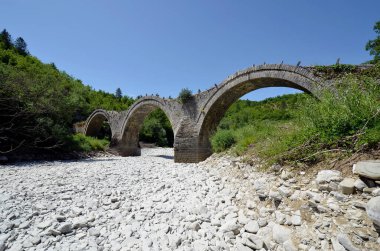 Yunanistan, Epirus ve Plakidas 'ın kurak Voidomatis nehri üzerindeki ortaçağ taş köprüsü