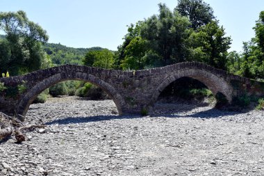 Yunanistan, Epirus ve Ortaçağ Milos taş köprüsü kurumuş nehir yatağının üzerinde