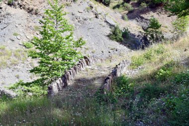 Yunanistan, antik taş köprü Andreas