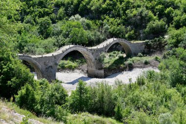 Yunanistan, Epirus ve Plakidas 'ın kurak Voidomatis nehri üzerindeki ortaçağ taş köprüsü