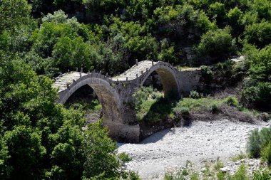 Yunanistan, Epirus ve Plakidas 'ın kurak Voidomatis nehri üzerindeki ortaçağ taş köprüsü