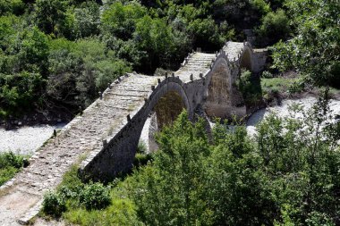 Yunanistan, Epirus ve Plakidas 'ın kurak Voidomatis nehri üzerindeki ortaçağ taş köprüsü