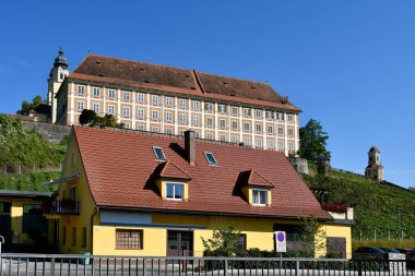 Stainz, Avusturya - 23 Eylül 2021: Barok kilisesi olan eski bir Augustinian manastırı olan Stainz Şatosu, şimdi bir av müzesi ve bir tarım müzesini içeriyor.